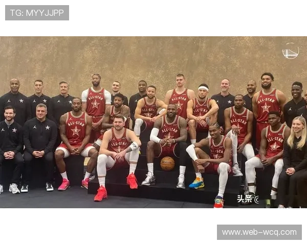 成龙与篮球巨星互动幽默，拍照主动让出C位