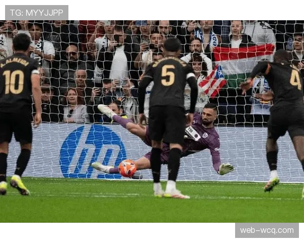 官方确认：瓦伦西亚前锋杜罗腿筋受伤，预计将缺席本赛季剩余比赛